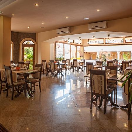 Pension La Fontana Бая-Маре Экстерьер фото